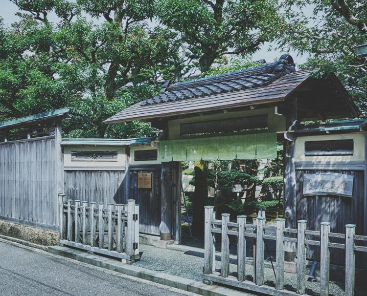 辻家庭園-前田家家老旧横山家迎賓館-。アクセス・ロケーション。金沢の街並みと犀川の流れを望む特別な場所で、優雅な一日を満喫