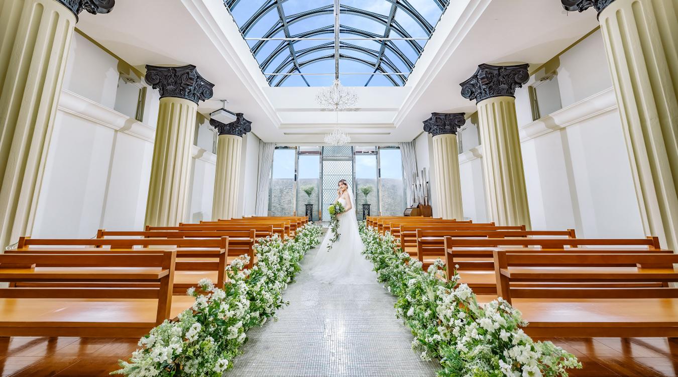 ヴィラ・グランディス ウェディングリゾート金沢。どの場所に立っても花嫁が美しく見えるよう設計された、『カーサ・ディ・ジェナ』併設のチャペルは最大120名まで着席可