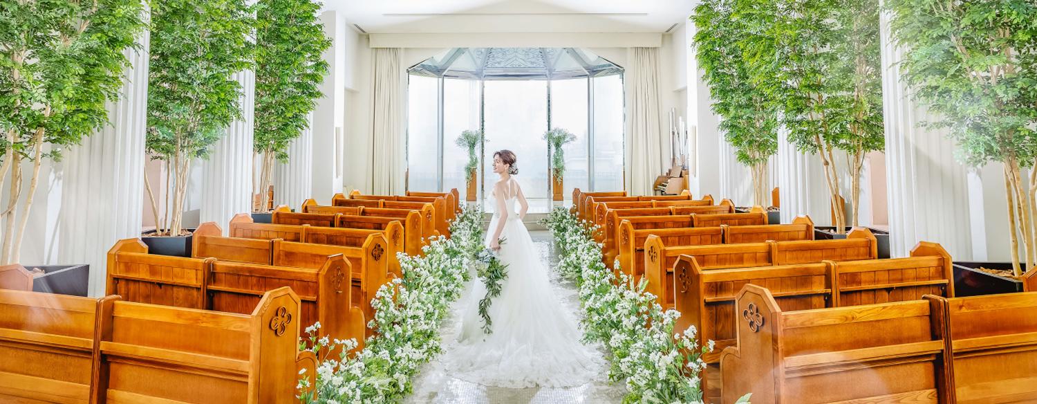 ヴィラ・グランディス ウェディングリゾート金沢。挙式会場。神聖な光に満ちた厳かな雰囲気の独立型チャペル『ドゥオモ ディオーネ』。大理石で設えた純白の空間が、花嫁を一層美しく輝かせます