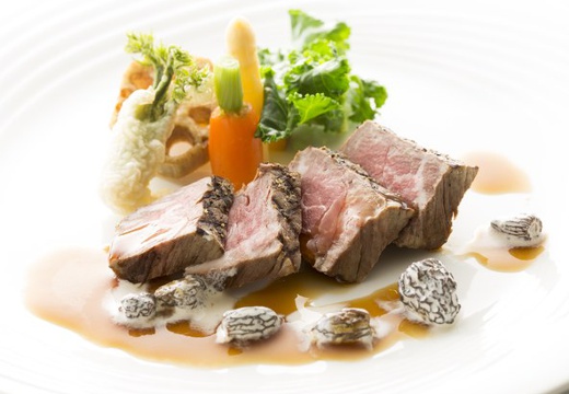 ホテルアローレ。料理。やわらかな食感と芳醇な味わいを堪能できる、人気の肉料理