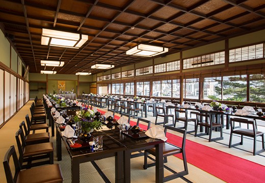 日本料理 つば甚。披露宴会場。可動式の舞台によって広さを変えられ最大120名まで着席可能