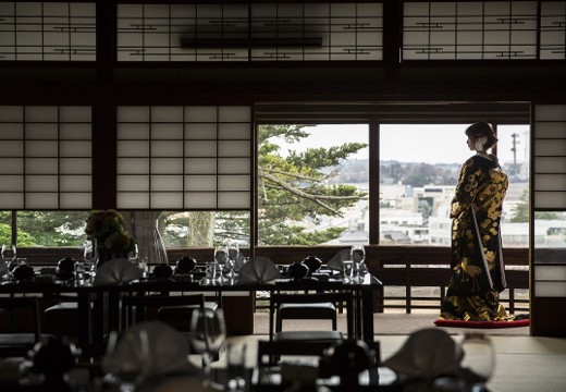 日本料理 つば甚。披露宴会場。犀川沿いの高台にあり、窓の外には城下町金沢の景色が広がります