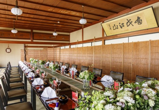 日本料理 つば甚。披露宴会場。25名までの少人数での食事会には中広間『鶴の間』が最適