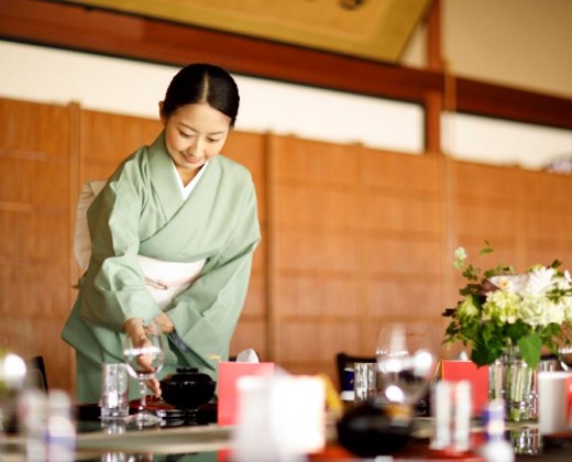 日本料理 つば甚。スタッフ。落ち着いた温かみのある接客は老舗ならではの品格を感じさせます