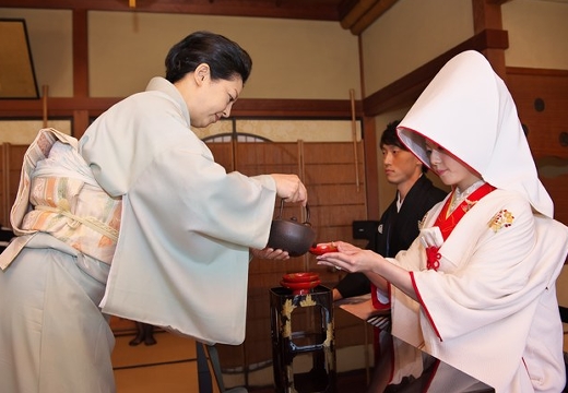 日本料理 つば甚。挙式会場。「祝言式」にて行われる、互いに神酒を飲み交わす「三つ組の儀」