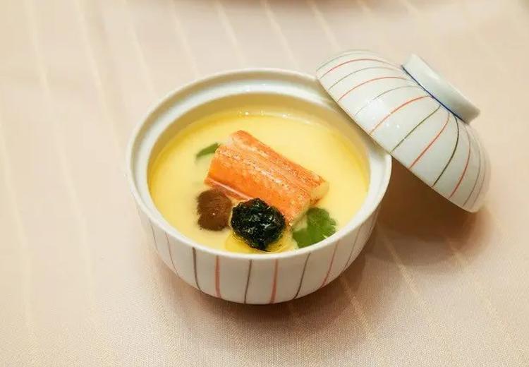 CLUB WEDDING(クラブ ウェディング/日本の宿 のと楽 ホテル能登倶楽部)。料理。丁寧に引いたダシの旨みを感じられるカニの茶碗蒸し