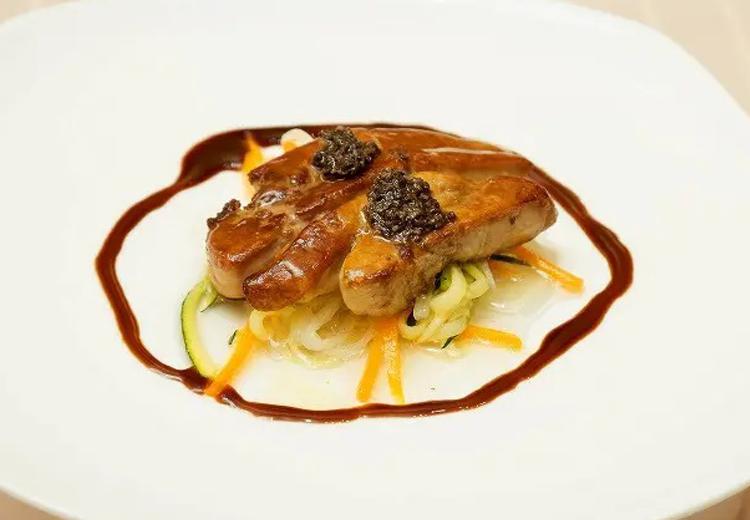 CLUB WEDDING(クラブ ウェディング/日本の宿 のと楽 ホテル能登倶楽部)。料理。さっぱりとしたバルサミコ風味で味付けされたフォアグラのソテー