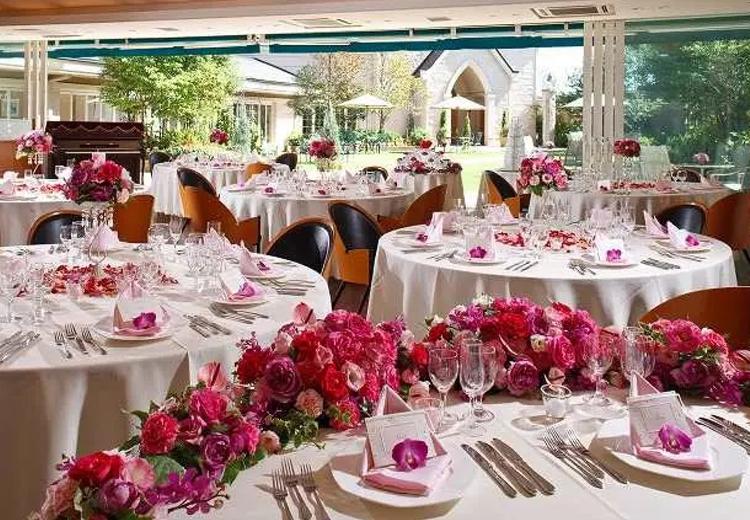 CLUB WEDDING(クラブ ウェディング/日本の宿 のと楽 ホテル能登倶楽部)。披露宴会場。大きな窓越しにチャペルとプライベートガーデンを望む披露宴会場