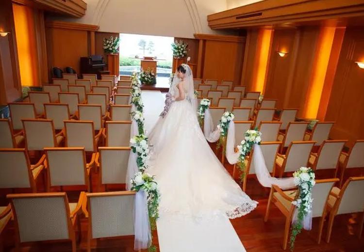CLUB WEDDING(クラブ ウェディング/日本の宿 のと楽 ホテル能登倶楽部)。挙式会場。ゲストの存在を近くに感じながら、花嫁は祭壇へと向かいます