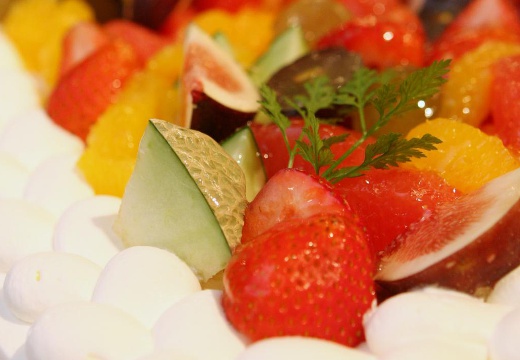 菟橋神社・諏訪会館。料理。季節の果物をふんだんに盛り込んだウェディングケーキ