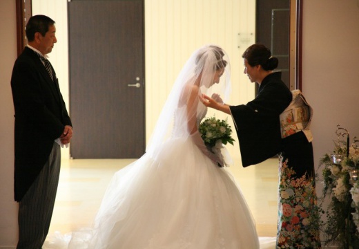 ホテル金沢。挙式会場。花嫁を災厄から守ると言われる、厳かなベールダウンの儀式