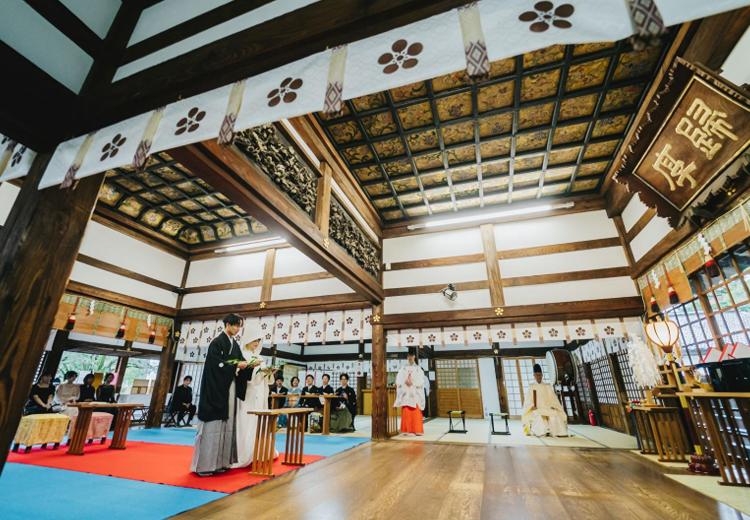 金沢東急ホテル。挙式会場。三三九度などの儀式を通じ、ふたりは晴れて夫婦となります