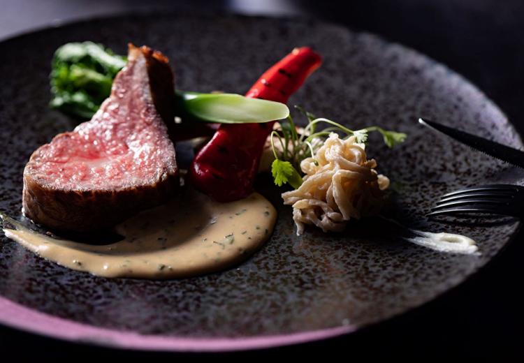ラグナヴェール 金沢(LAGUNAVEIL KANAZAWA)。料理。柔らかく、箸でも食べられる肉料理。年配のゲストにも安心です