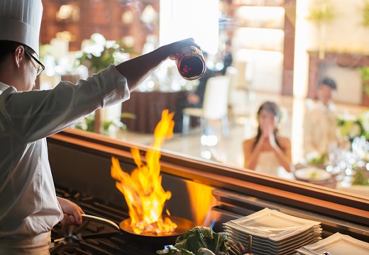 ラグナヴェール 金沢（LAGUNAVEIL KANAZAWA）。料理。目の前で出来上がる料理は、どれもシェフ自慢の美食ばかりです