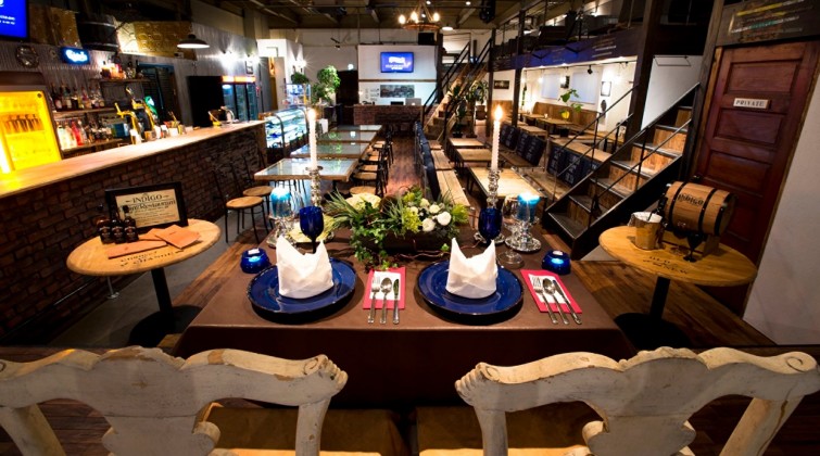 Restaurant ＆ Bar INDIGO（インディゴ）。カジュアルでお洒落な遊び心に満ちた空間で、親しいゲストたちと肩肘張らずに楽しいひとときを過ごせることでしょう