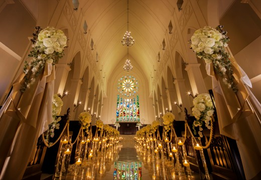 ローズガーデン／ロイヤルグレース大聖堂。挙式会場。パイプオルガンの厳かな音色が響くネオゴシック様式の大聖堂