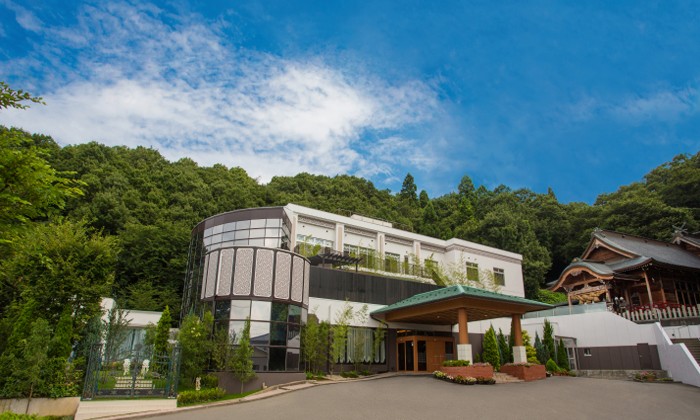 出雲記念館。アクセス・ロケーション。四季の移ろいを感じる山々に包まれた、厳かなロケーション