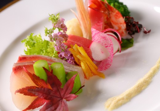 出雲記念館。料理。幅広い年齢層の出席者に喜ばれる、地元の新鮮な魚介類