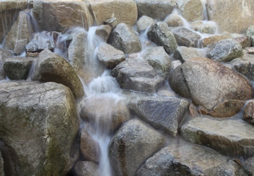 八雲迎賓館。挙式会場。高さ8mから岩肌を流れ、水の音が式場を包み込む八重垣の滝