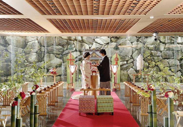 ヴィラ・グランディス ウエディングリゾート 福井。挙式会場。三面ガラス張りの神殿は、心地よい水音が響き渡る神聖な空間