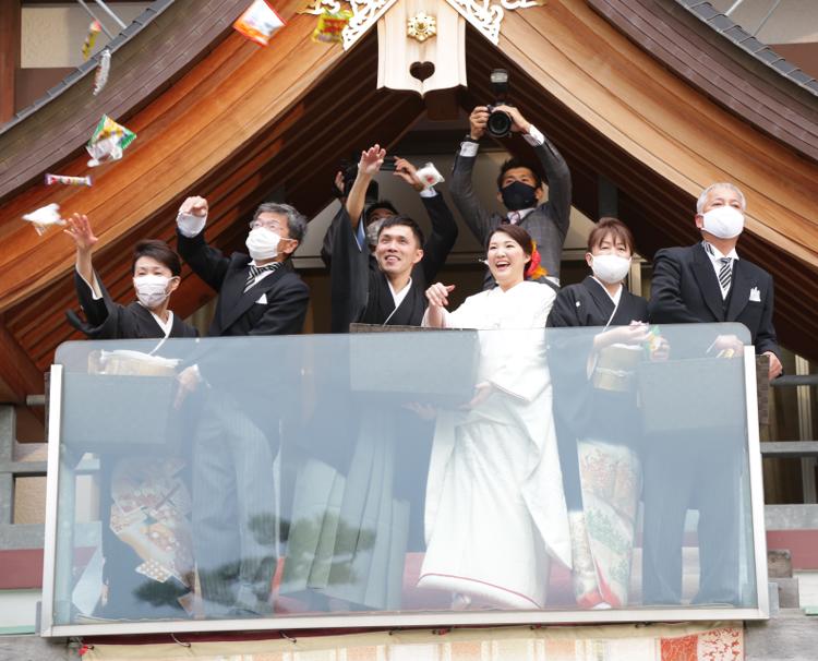 神明神社 参集殿 juju(神明神社 参集殿 ジュジュ)。演出・小物。神殿の前に集まったゲストに向かってまんじゅうがまかれます