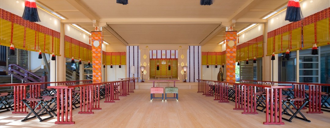神明神社 参集殿 juju(神明神社 参集殿 ジュジュ)。挙式会場。親族以外のゲストもふたりを見守ることができるようにという配慮が感じられる、三面開放型の珍しい神殿