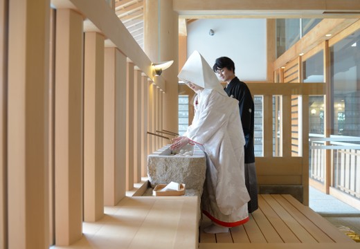 神明神社 参集殿 juju(神明神社 参集殿 ジュジュ)。挙式会場。新郎新婦が、神殿に上がる前に心を静めて身体を清める手水の儀式