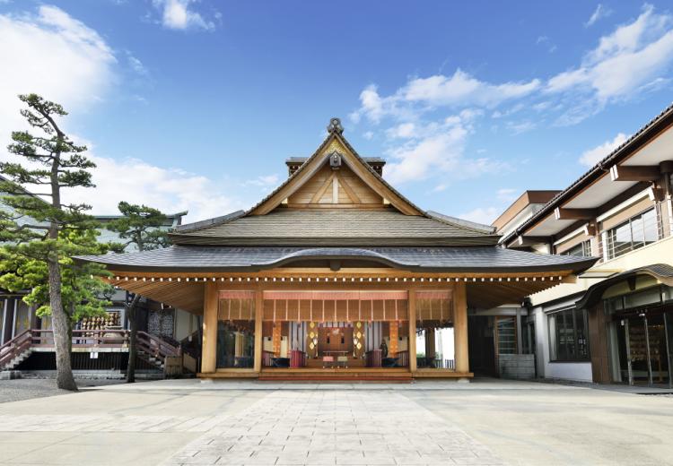神明神社 参集殿 juju(神明神社 参集殿 ジュジュ)。挙式会場。全国的にも珍しい三面開放および全天候対応の神殿