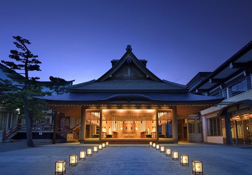 神明神社 参集殿 juju（神明神社 参集殿 ジュジュ）。挙式会場。オリジナルの五三桐灯篭で神秘的に照らされた『神楽殿』