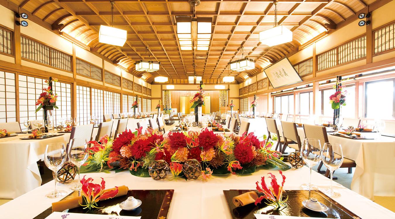 開花亭。日本の伝統美に包まれた格式ある披露宴会場。隅々まで心配りが行き届いたスタッフの丁寧なサービスでゲストをおもてなしできます