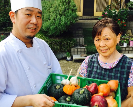 シンシアリリィ。スタッフ。実家で育てた野菜の収穫まで手伝ってくれる高橋シェフ