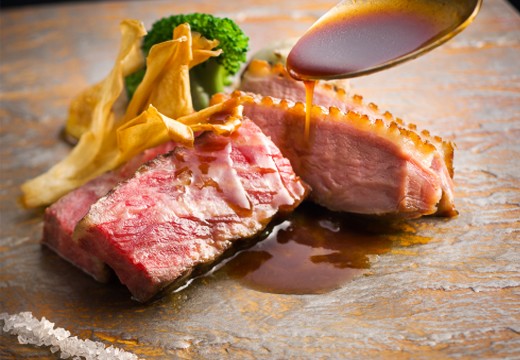 エスプリ・ド・ナチュール(Esprit de Nature)。料理。熟成ソースで味わうA5ランクの黒毛和牛とバルバリー産鴨肉
