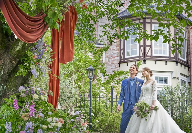 エスプリ・ド・ナチュール（Esprit de Nature）。青空の下、緑あふれるガーデンで行われるナチュラルな結婚式