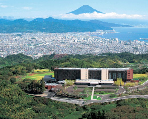 日本平ホテル。アクセス・ロケーション。辺り一帯が緑に包まれ、正面に富士山を望む立地です