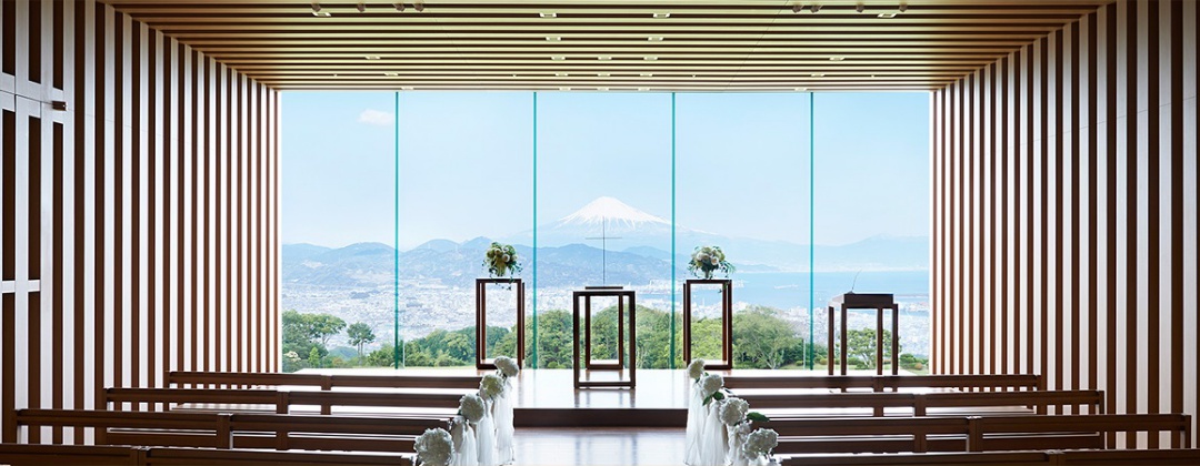 日本平ホテル。挙式会場。シンプルな内装に富士山の眺めが生きるチャペル。バージンロードは富士山に向かうように設計されています