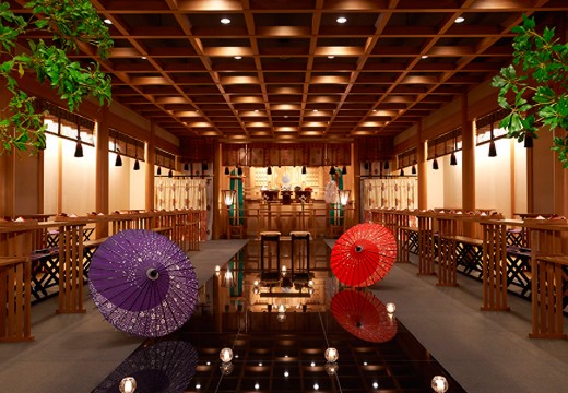 ホテルアソシア静岡。挙式会場。白木が清々しい本格的な館内神殿。格調高い雅楽の調べが響きます