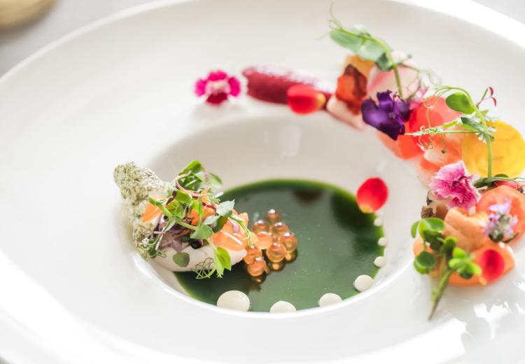 musee yotsuike （ミュゼ四ツ池）。料理。まるで絵画のような見目麗しい一皿がパーティーに花を添えます