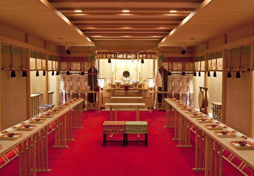 ホテルクラウンパレス浜松。挙式会場。白木造りの館内神殿。写真撮影に最適な太鼓橋なども設けています