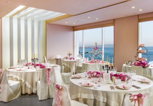 ホテルアンビア松風閣。披露宴会場。会場を白とピンクで統一すれば、可愛らしい雰囲気に