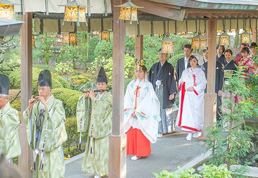 大井神社 宮美殿。挙式会場。美しい雅楽の音色に包まれて、「参進の儀」を行えます
