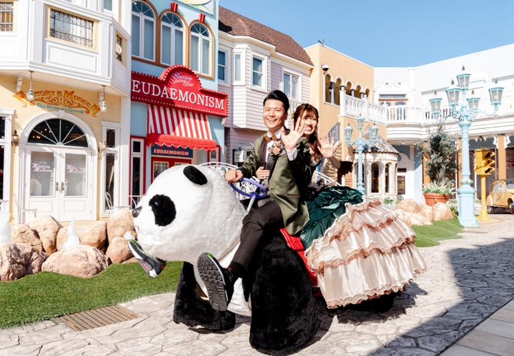 ウエディング ファンタジア。披露宴会場。新郎新婦らしさを盛り込んだ華やかで個性的な入場をプロデュース