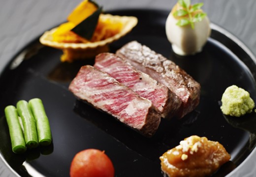 Royal St. York(ロイヤルセント ヨーク)。料理。芳醇な香りとやわらかい食感が人気のメインの肉料理