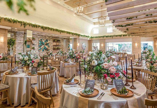 Royal St. York(ロイヤルセント ヨーク)。披露宴会場。ナチュラルな雰囲気の『ブリス』。装花が映える空間です