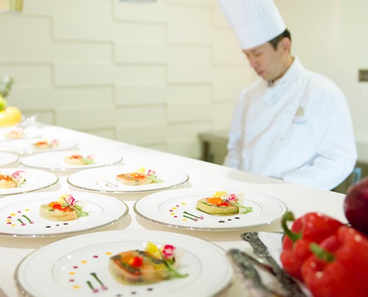 Royal St. York(ロイヤルセント ヨーク)。スタッフ。料理はシェフが一品一品丁寧に仕上げてくれます