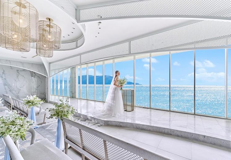 HORIZON BLEU(オリゾンブルー)。挙式会場。思わず心奪われる空と海の絶景も、ふたりの結婚を祝福