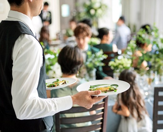 アクアガーデン迎賓館 沼津。スタッフ。出来たての料理が温かいままサーブされるのも嬉しいおもてなし