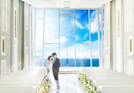 ベイサイド迎賓館 静岡。挙式会場。大きな窓の外に広がる青い空と海が純白の花嫁を引き立てます