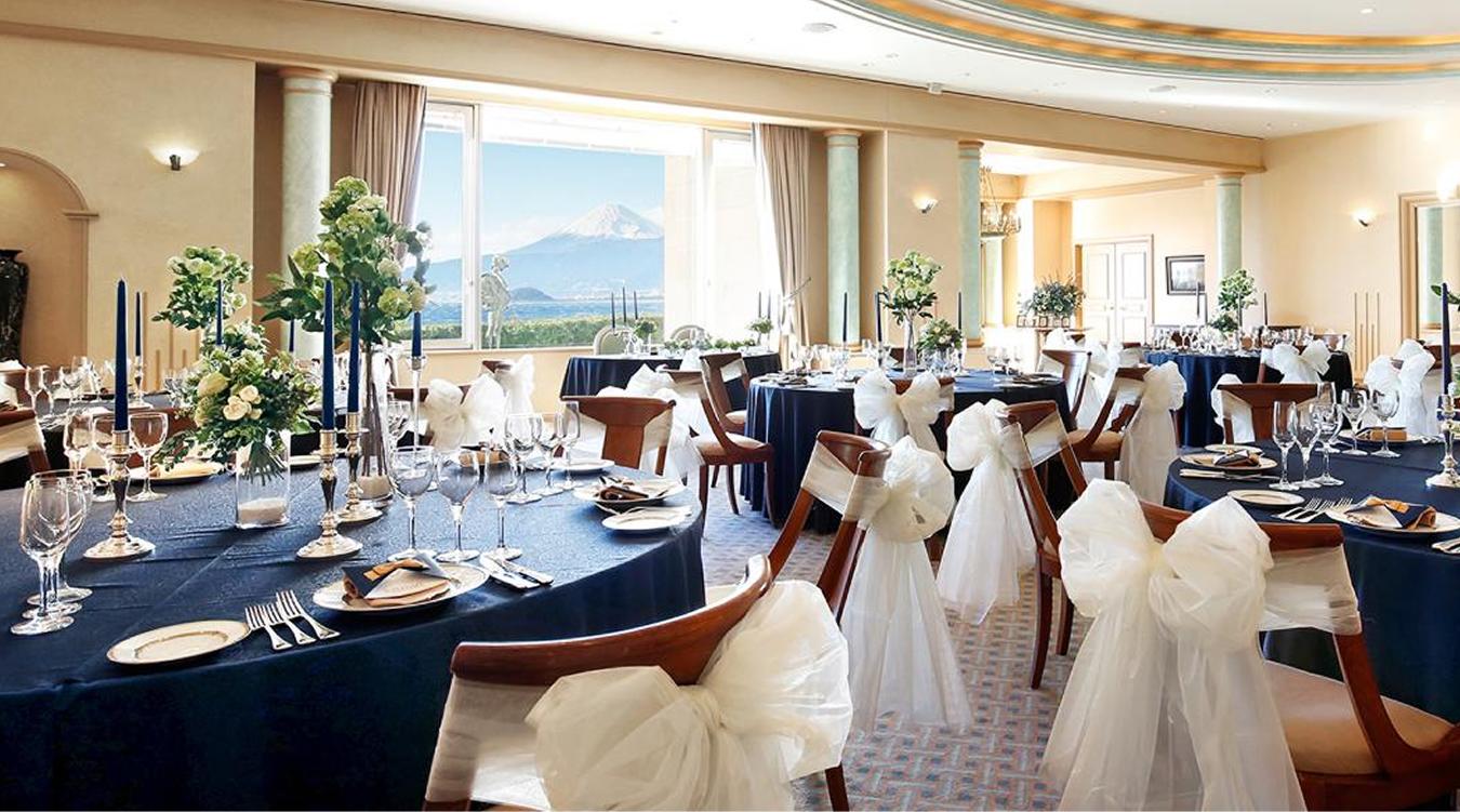 淡島ホテル。海に囲まれた無人島に佇むリゾートホテルが結婚式の舞台。富士山を望む会場などで地元の食材を使ったフランス料理を堪能できます