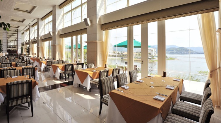 浜名湖レークサイドプラザ。大きなガラス越しに奥浜名湖の景色が広がるレストランで過ごすひととき。湖畔のリゾート施設を舞台に、心に残る結婚式を実現できます