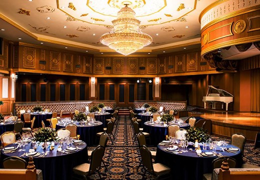 グランドホテル浜松。披露宴会場。頭上に輝くシャンデリアが美しい『鶴の間』は60～130名